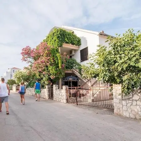 Fidelis - One Bedroom With Terrace And Garden View 4 Apartamento Trogir